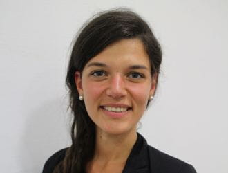 Portrait de Louise YELLAS, membre de l'équipe visitorat, professionnelle et souriante.