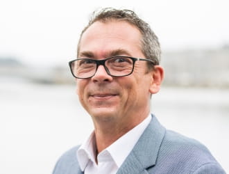 Portrait de Marc PLANTON, membre de l'équipe commerciale, professionnel et souriant.