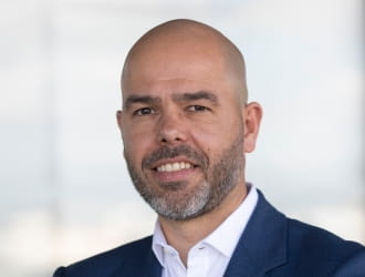 Portrait de Sébastien BROUSSE, membre de l'équipe commerciale, professionnel et souriant.