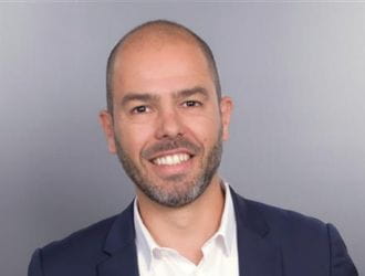 Portrait de Sébastien BROUSSE, membre de l'équipe commerciale, professionnel et souriant.