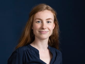  Portrait de Suzanne MORGUEN, membre de l'équipe communication, professionnelle et souriante.