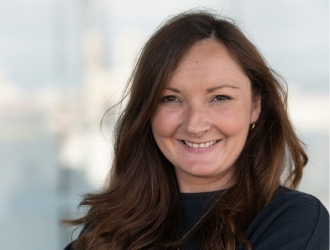 Portrait de Zélie LEYSSENOT, membre de l'équipe visitorat, professionnelle et souriante.