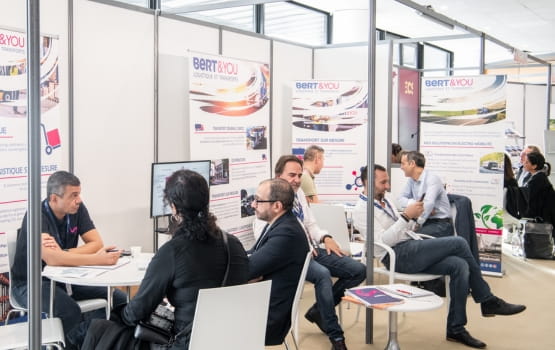 Des participants discutent à des tables lors de Top Transport Europe 2023