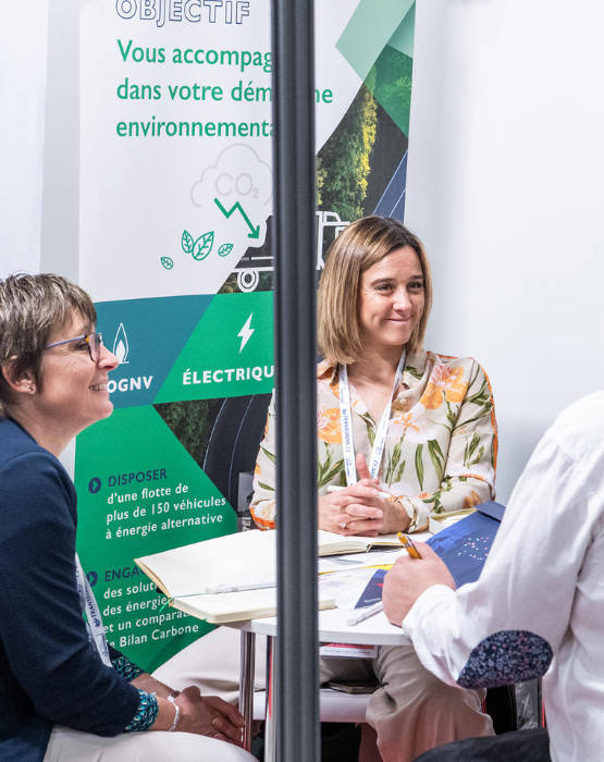 Deux dames souriantes lors de leur  One to One avec un invité à Top Transport Europe