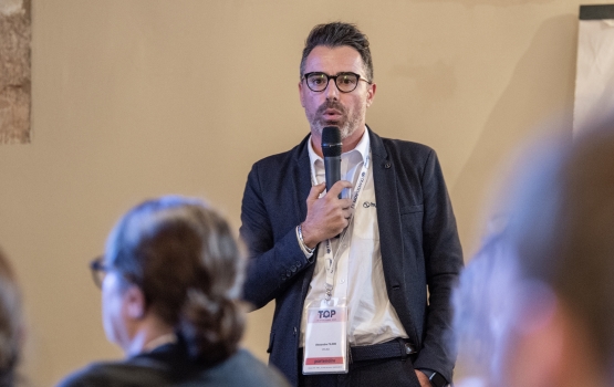  a Hyliko speaker on stage during a workshop. 