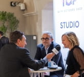 Interview de participants lors de l'événement Top Transport Europe 2023 dans le studio.