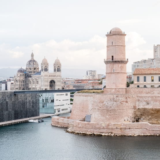 Une belle vue sur le Fort Saint-Jean et la Cathédrale de la Major à Marseille.