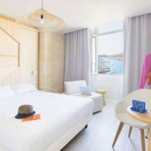 Une chambre de l'hôtel Alizé à Marseille